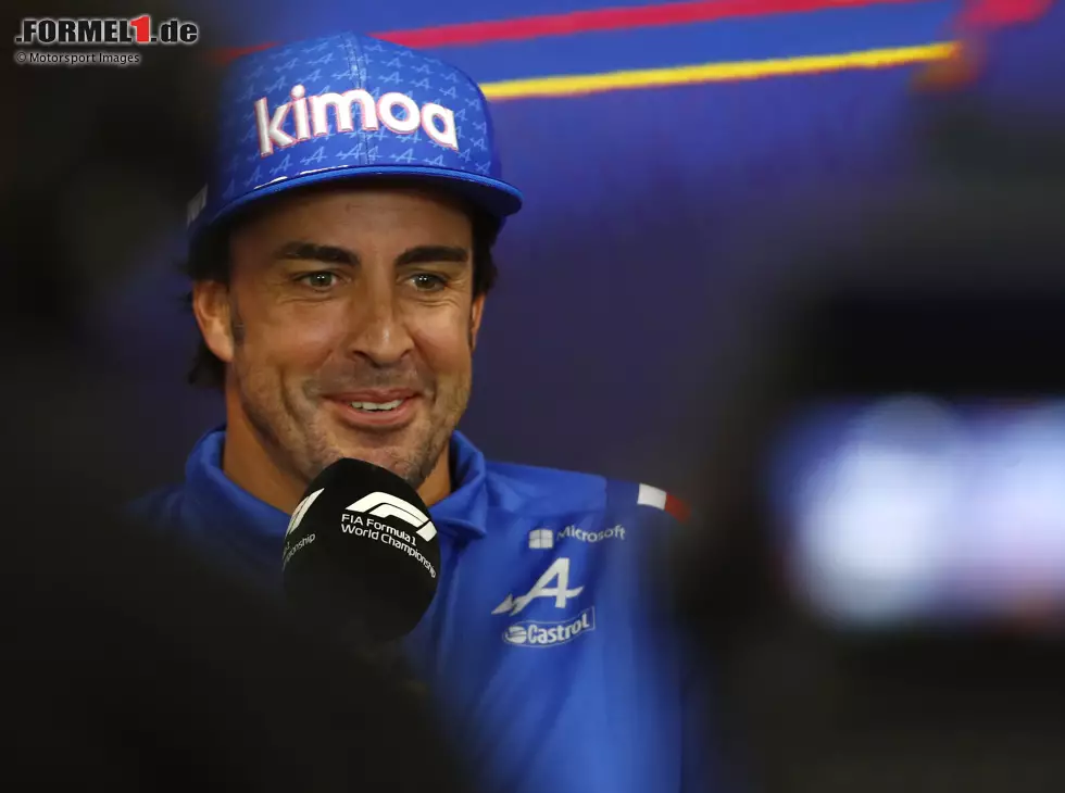 Foto zur News: Fernando Alonso (Alpine) vor dem Formel-1-Rennen in Belgien 2022