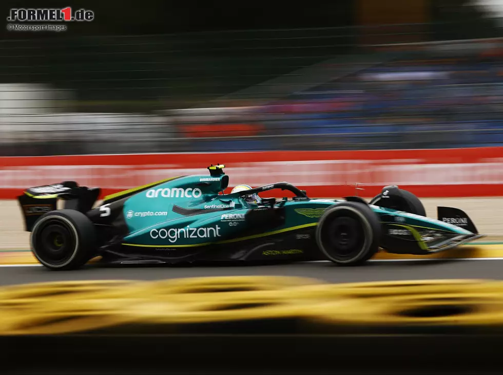 Foto zur News: Sebastian Vettel (Aston Martin AMR22) im Training zum Formel-1-Rennen in Belgien 2022