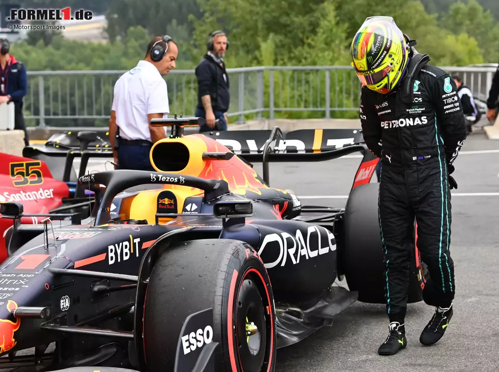Foto zur News: Lewis Hamilton (Mercedes) schaut sich den Red Bull von Max Verstappen nach dem Formel-1-Qualifying von Belgien 2022 an