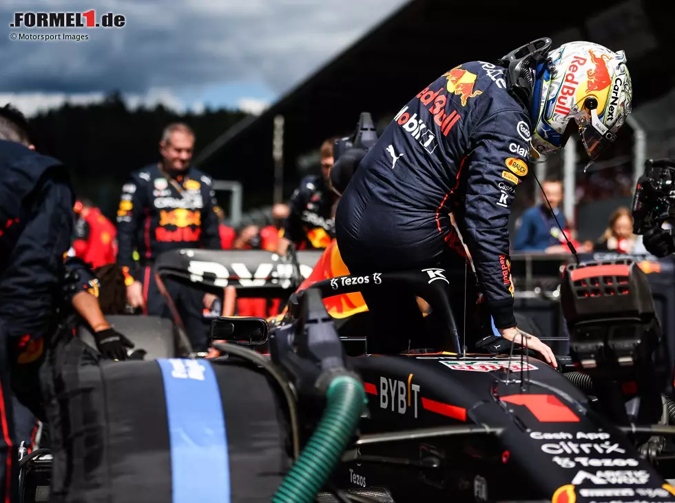 Foto zur News: Max Verstappen (Red Bull) in der Startaufstellung in Österreich 2022