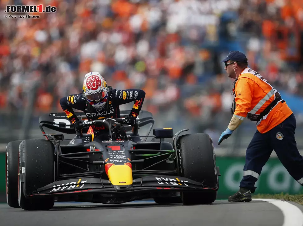 Max Verstappen nach seinem technischen Defekt im ersten Training in Zandvoort 2022 Foto zur News: Max Verstappen nach seinem technischen Defekt im ersten Training in Zandvoort 2022