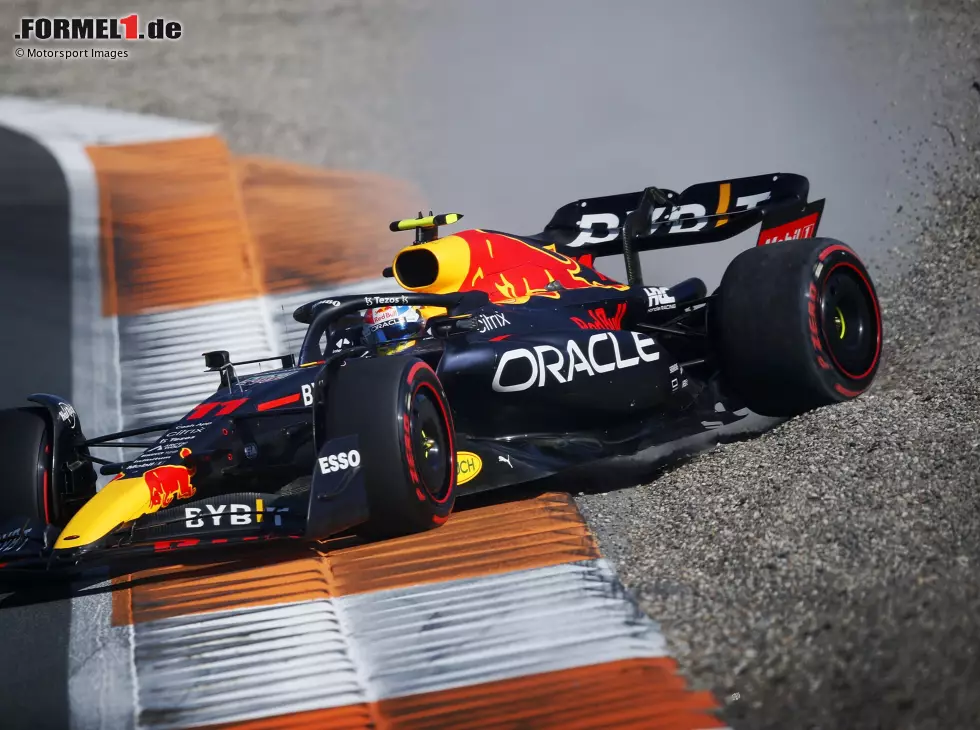 Sergio Perez im Red Bull RB18 bei seinem Abflug im Qualifying in Zandvoort 2022 Foto zur News: Sergio Perez im Red Bull RB18 bei seinem Abflug im Qualifying in Zandvoort 2022