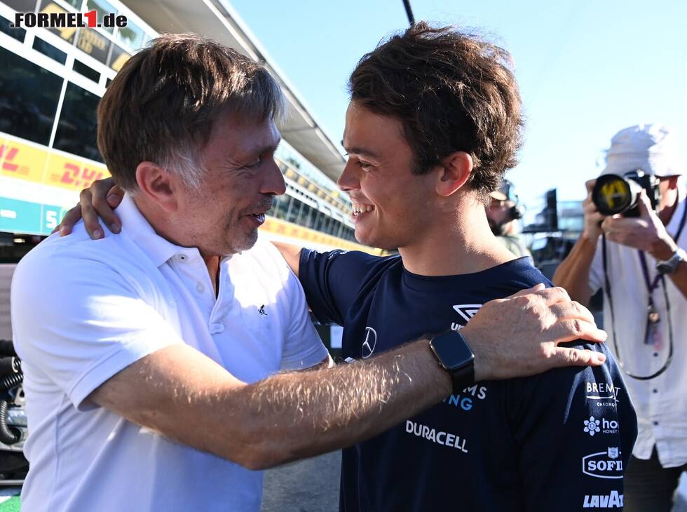 Foto zur News: Williams-Teamchef Jost Capito mit Nyck de Vries nach dem Rennen in Monza