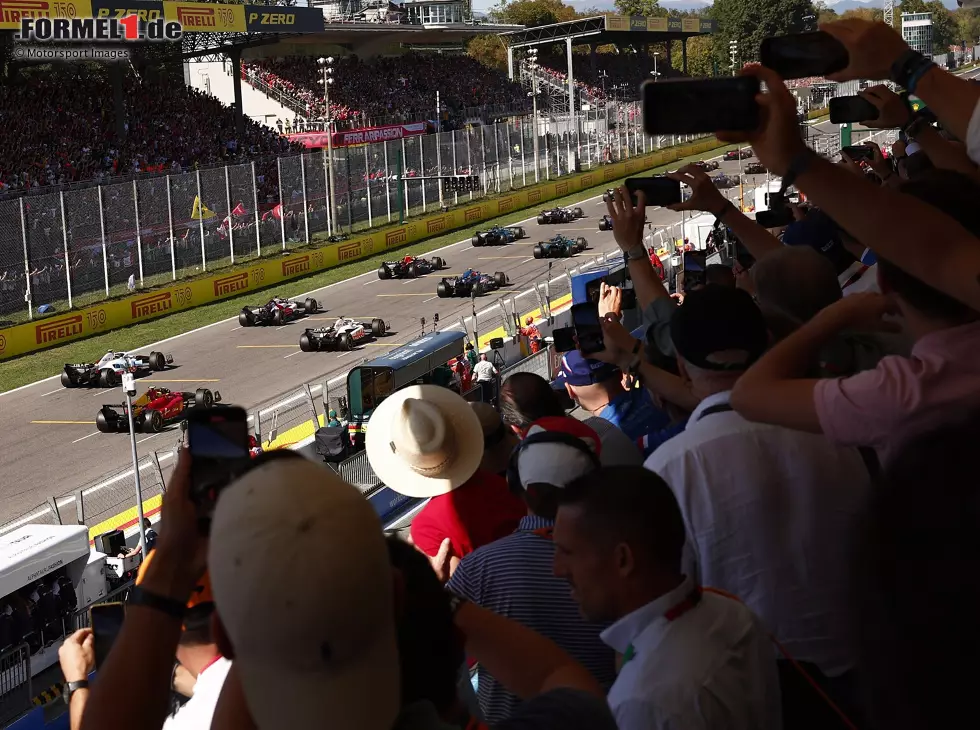 Foto zur News: Fans verfolgen den Start zum Italien-Grand-Prix 2022 in Monza