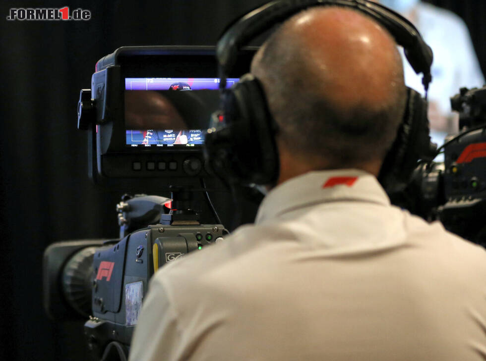 Foto zur News: TV-Übertragung einer Formel-1-Pressekonferenz