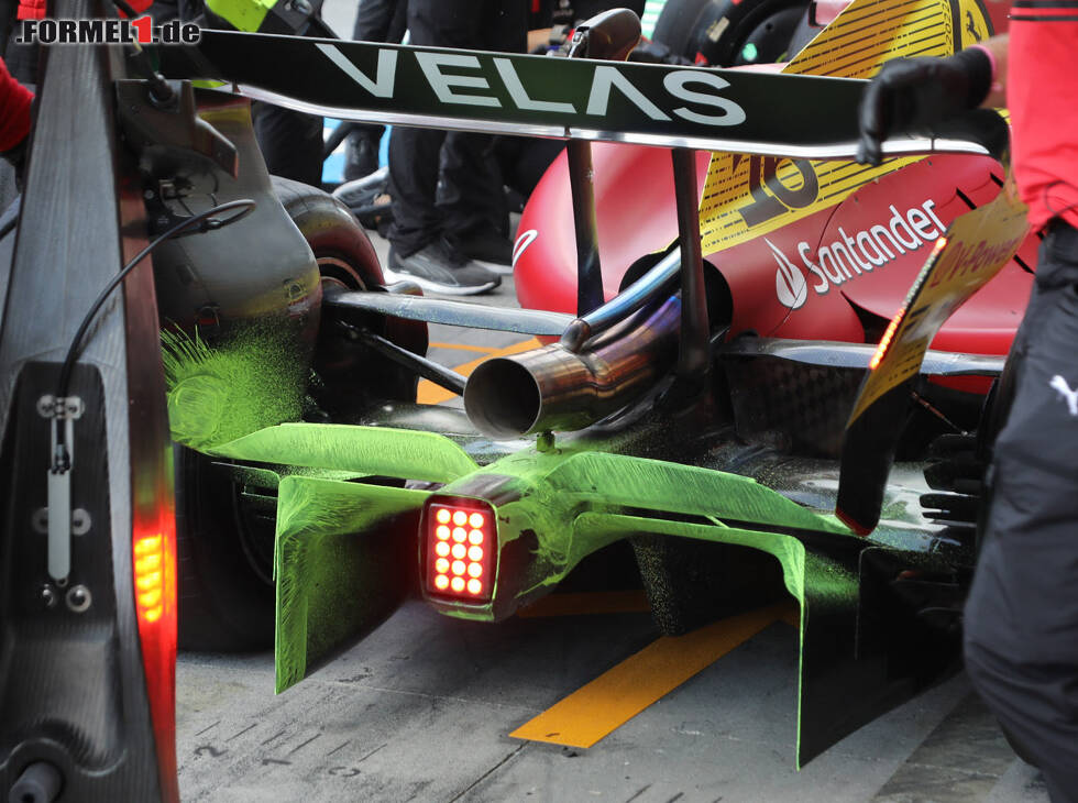 Foto zur News: Balkenflügel mit Flow-Viz-Farbe am Ferrari in Monza