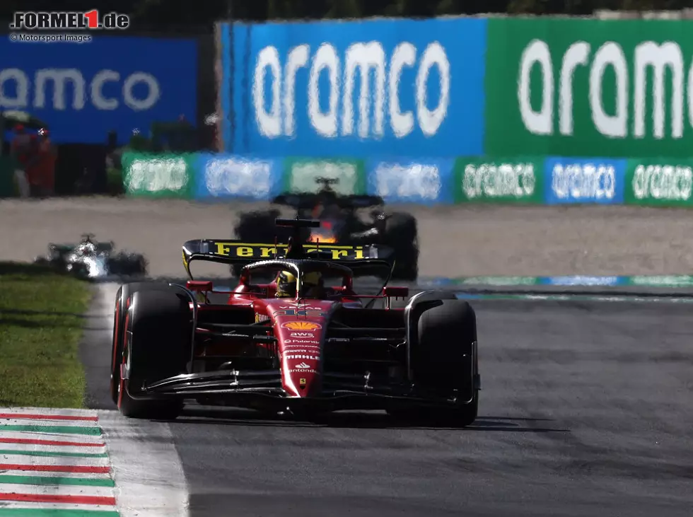 Foto zur News: Charles Leclerc (Ferrari F1-75) vor Max Verstappen (Red Bull RB18) beim Formel-1-Rennen in Monza 2022