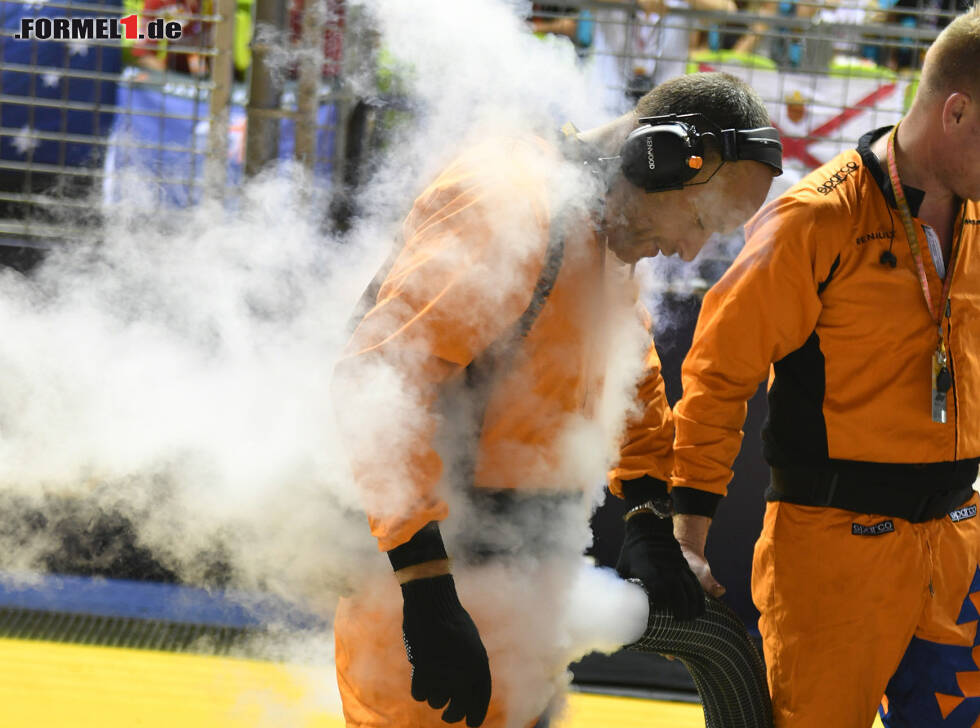 Foto zur News: Formel-1-Mechaniker kühlt sich in Singapur