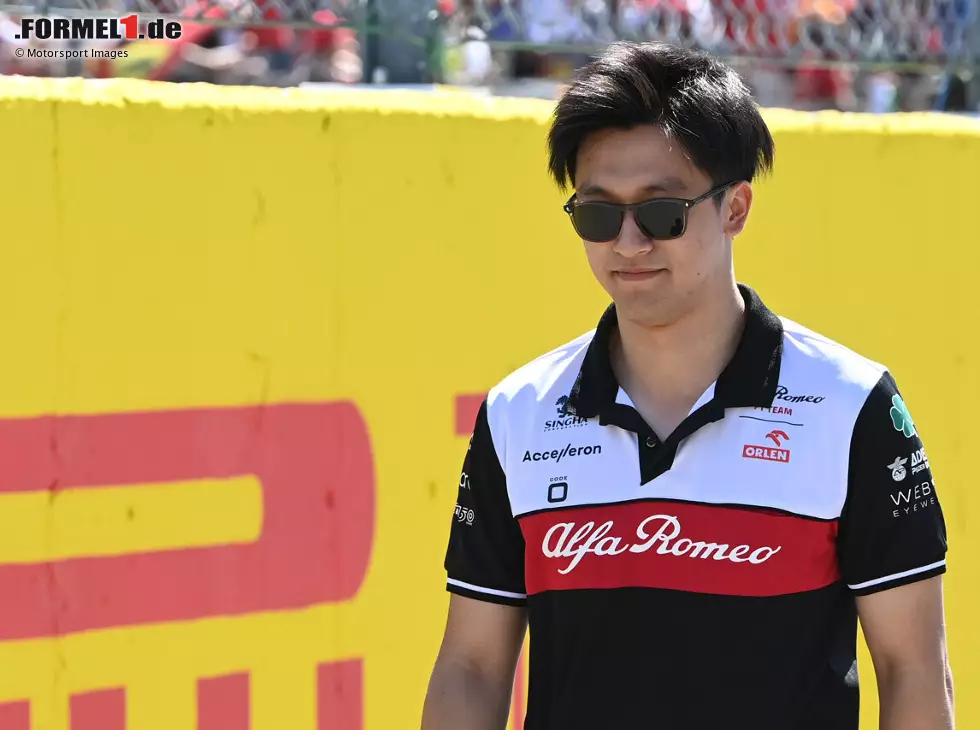 Foto zur News: Guanyu Zhou (Alfa Romeo) vor dem Formel-1-Rennen in Italien 2022