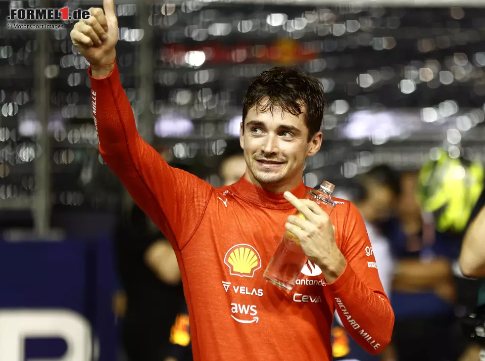 Foto zur News: Charles Leclerc (Ferrari) freut sich über seine Pole beim Formel-1-Rennen von Singapur 2022
