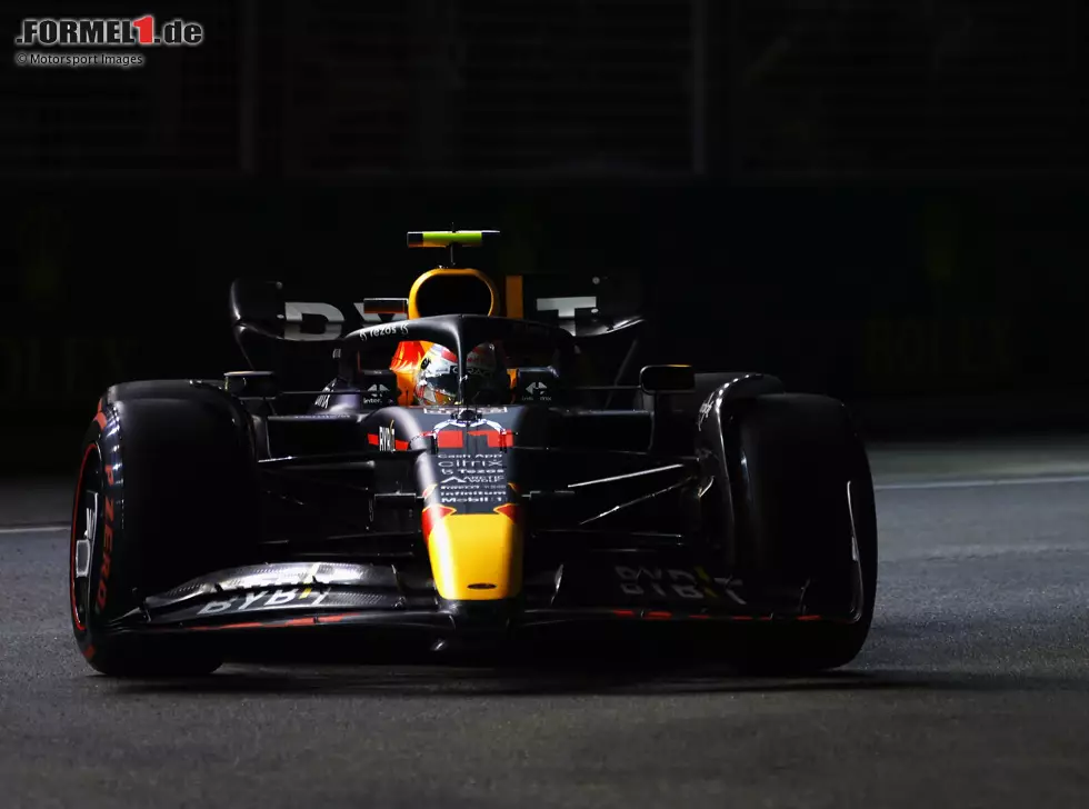 Foto zur News: Sergio Perez (Red Bull RB18) im Qualifying zum Formel-1-Rennen in Singapur 2022