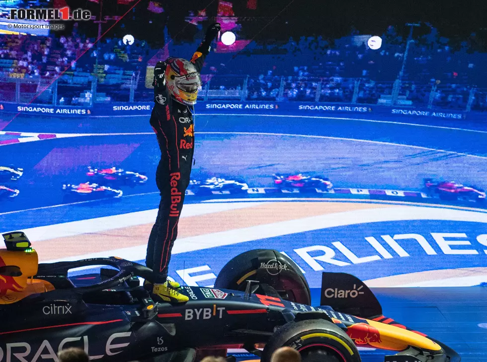 Foto zur News: Sergio Perez (Red Bull RB18) bejubelt den Sieg beim Formel-1-Rennen in Singapur
