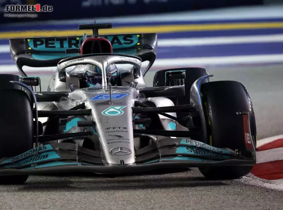 Foto zur News: George Russell im Mercedes W13 in Singapur 2022
