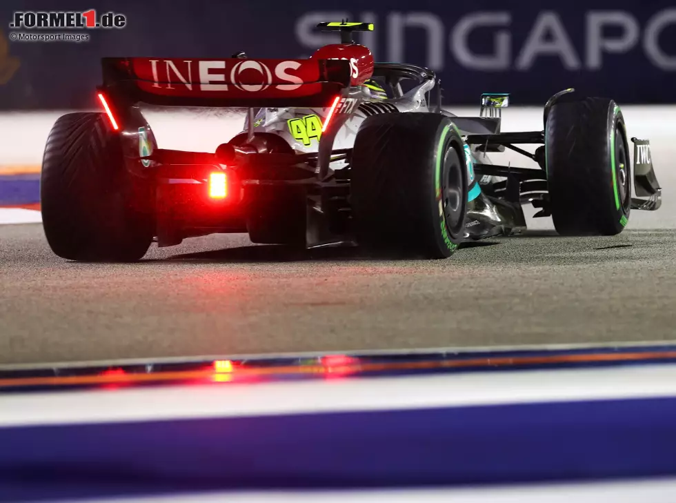 Foto zur News: Lewis Hamilton im Mercedes W13 in Singapur 2022