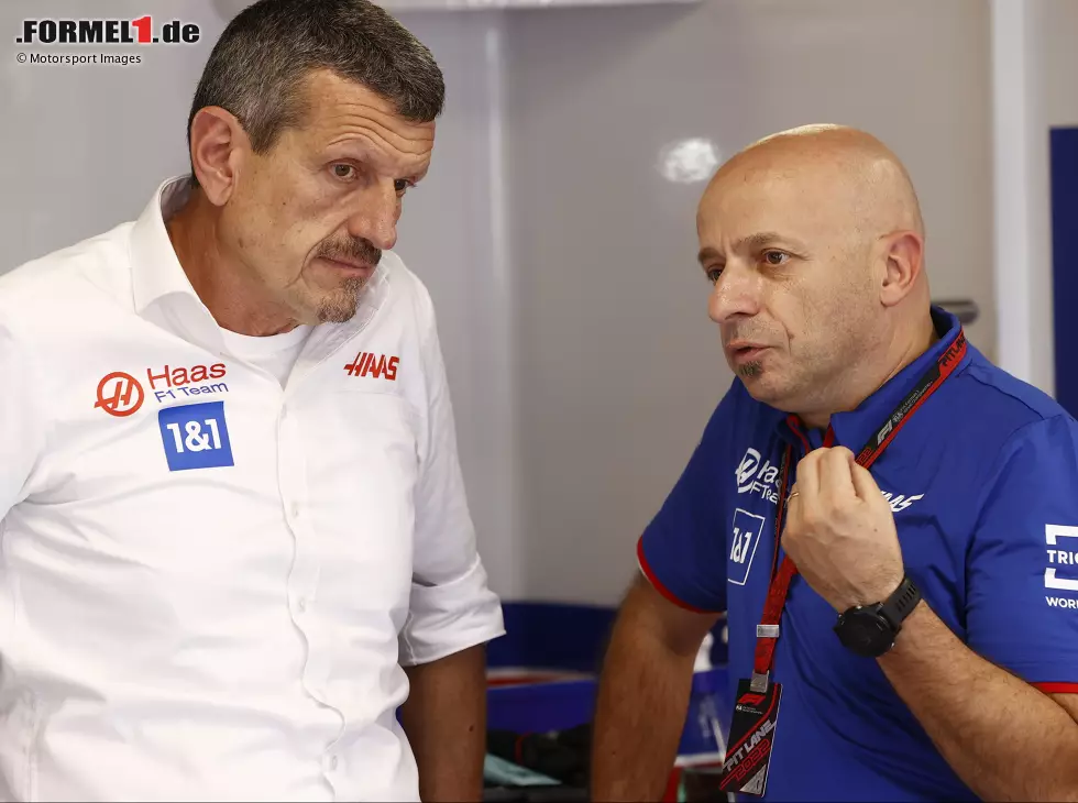Foto zur News: Simone Resta im Gespräch mit Teamchef Günther Steiner