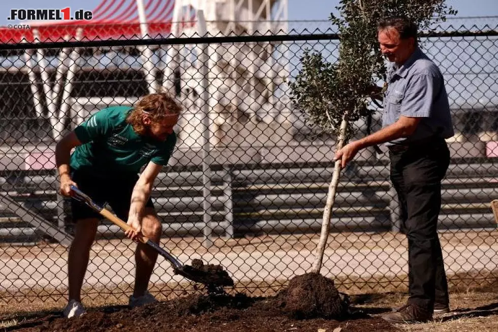 Foto zur News: Sebastian Vettel pflanzt einen Baum an der Formel-1-Strecke in Austin 2022