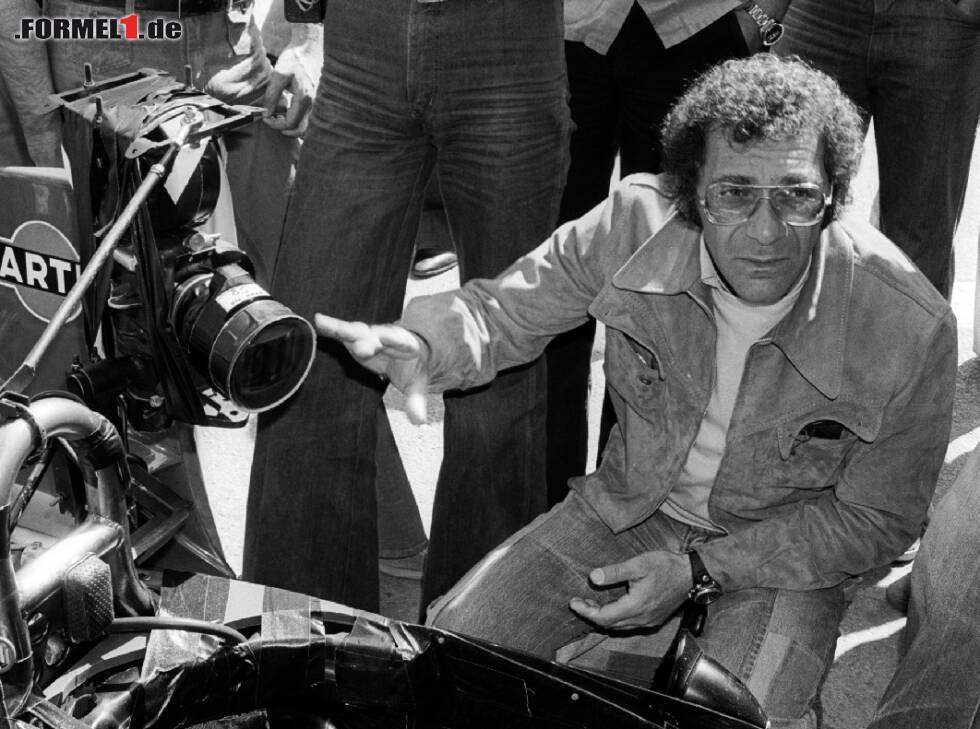 Foto zur News: Regisseur Sydney Pollack mit einer Kamera an einem Formel-1-Brabham 1976 in Spanien