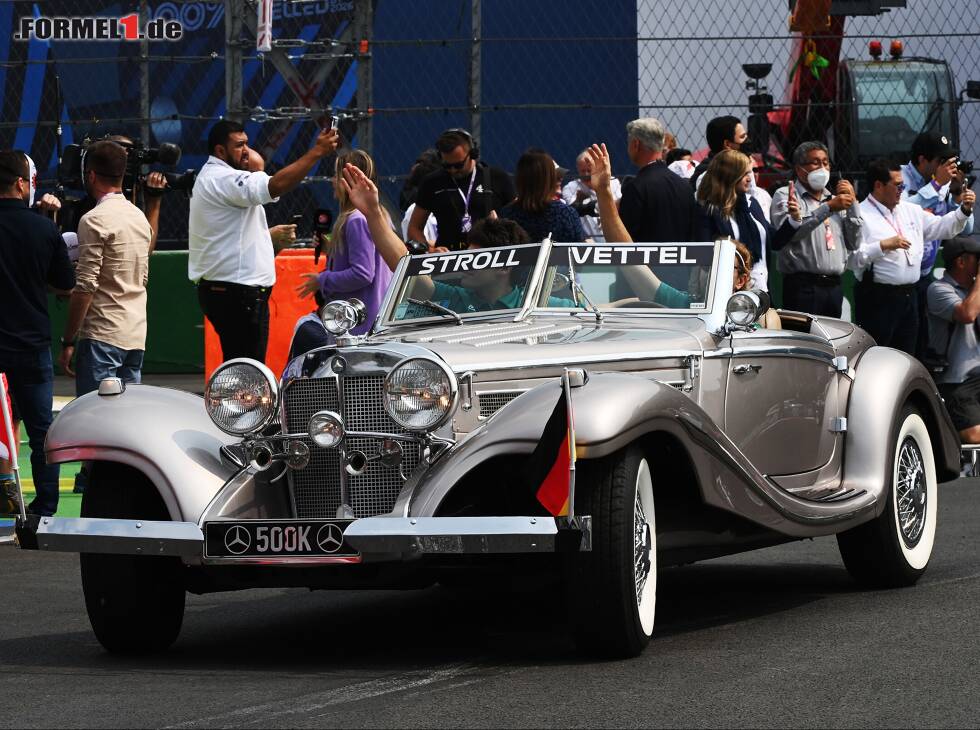 Foto zur News: Sebastian Vettel warf vor der Fahrerparade kurzerhand den Chauffeur aus dem Mercedes-Benz 500K