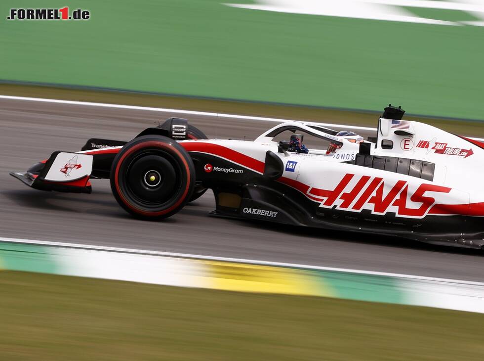 Foto zur News: Kevin Magnussen im Haas VF-22 im Formel-1-Qualifying 2022 in Brasilien