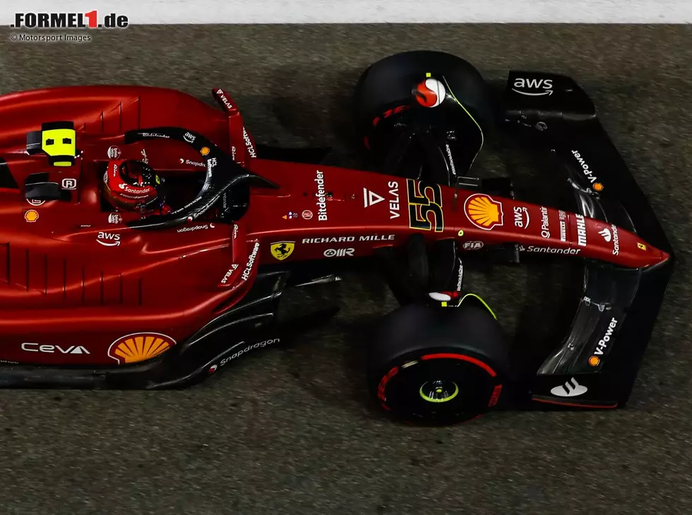 Carlos Sainz im Ferrari F1-75 in der Formel-1-Boxengasse in Abu Dhabi Foto zur News: Carlos Sainz im Ferrari F1-75 in der Formel-1-Boxengasse in Abu Dhabi