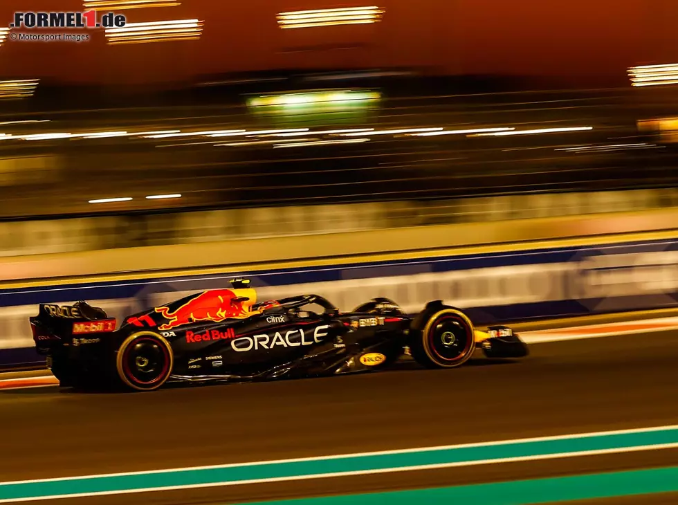 Sergio Perez im Red Bull RB18 beim Freitagstraining der Formel 1 2022 in Abu Dhabi Foto zur News: Sergio Perez im Red Bull RB18 beim Freitagstraining der Formel 1 2022 in Abu Dhabi