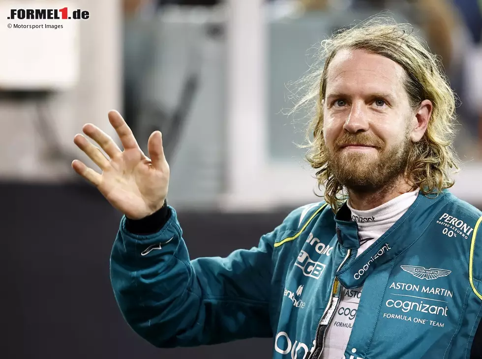 Foto zur News: Sebastian Vettel nach seinem letzten Rennen in der Formel 1 2022 in Abu Dhabi