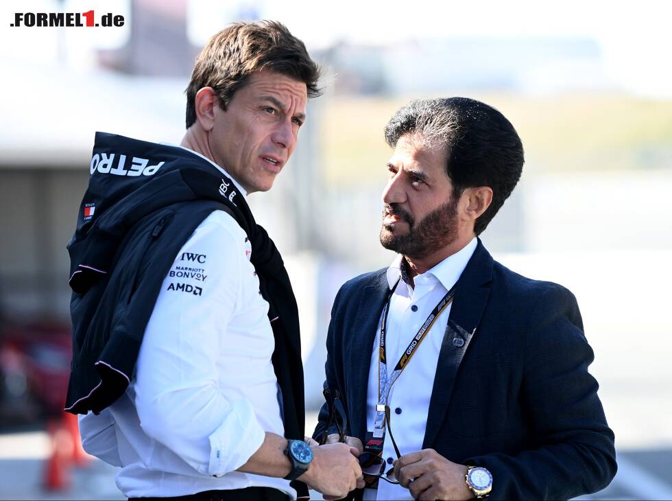 Mercedes-Teamchef Toto Wolff im Gespräch mit FIA-Präsident Mohammed bin Sulayem Foto zur News: Mercedes-Teamchef Toto Wolff im Gespräch mit FIA-Präsident Mohammed bin Sulayem