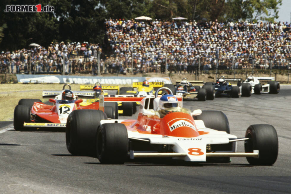 Foto zur News: Patrick Tambay (McLaren) vor Gilles Villeneuve (Ferrari) beim Formel-1-Rennen in Argentinien 1979