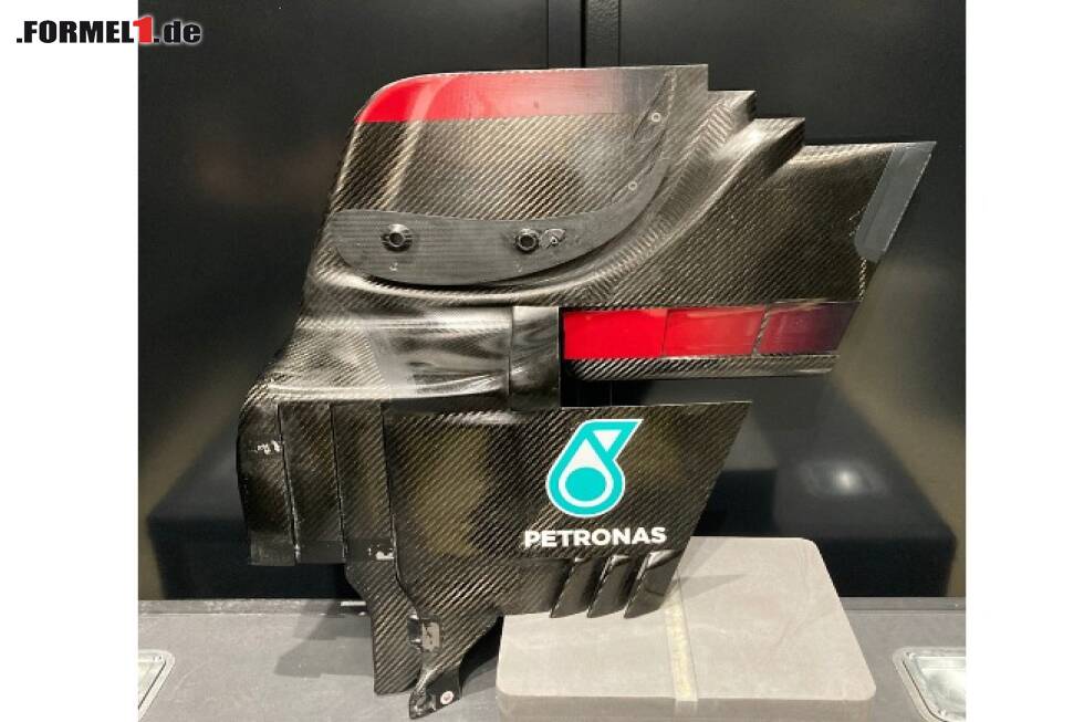 Foto zur News: Die Innenseite der Seitenplatte des Mercedes-AMG PETRONAS F1 W11-Heckflügels mit den Sponsorenlogo von Petronas aus dem Weltmeisterjahr 2020, die für einen guten Zweck versteigert wird