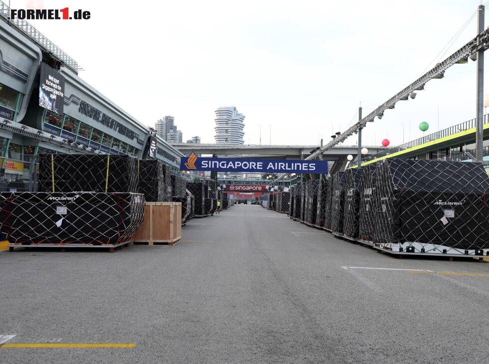 Foto zur News: Formel-1-Fracht im Paddock