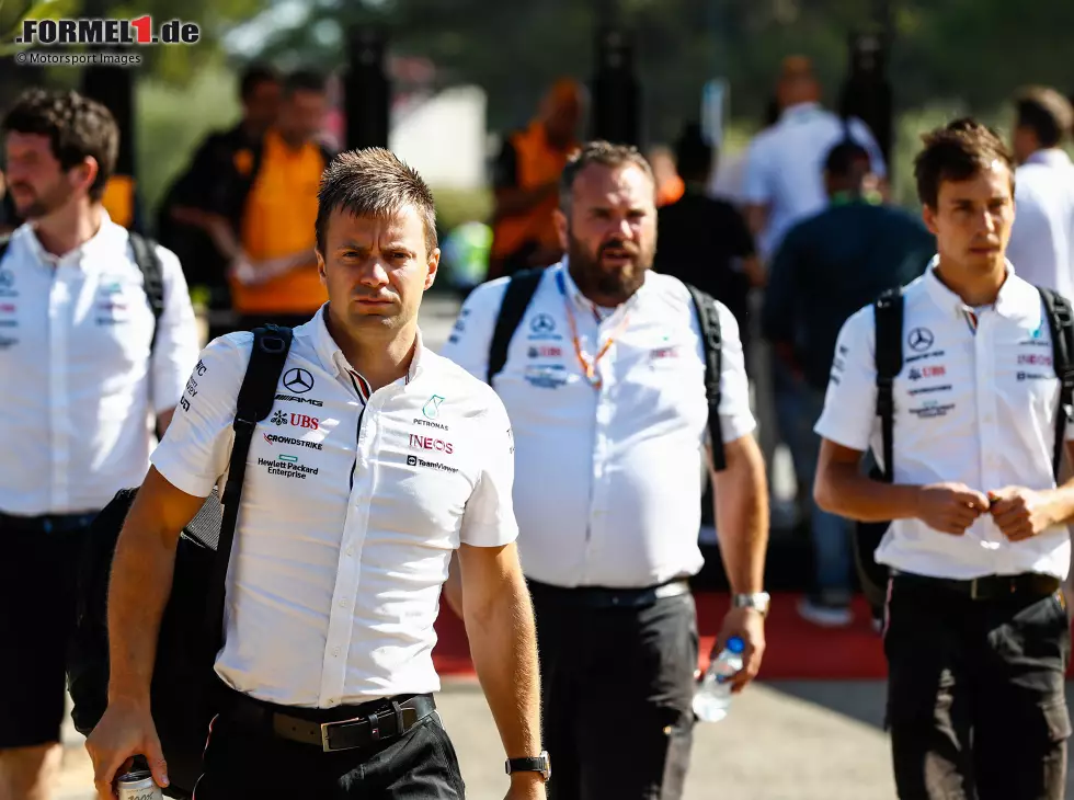 Foto zur News: Mitarbeiter im Paddock