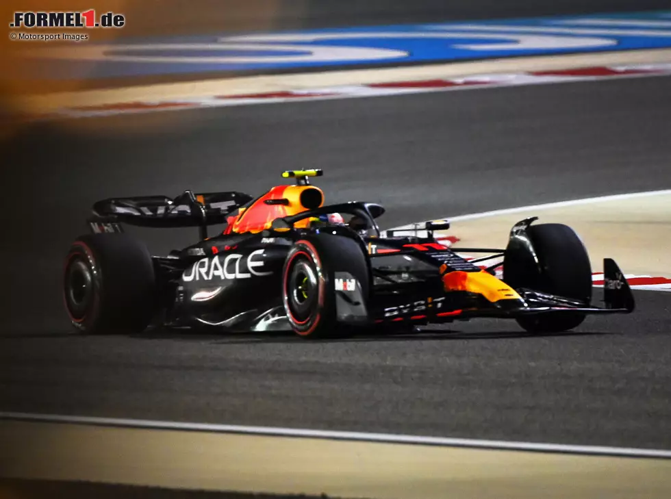 Foto zur News: Sergio Perez (Red Bull) beim Training zum Formel-1-Rennen in Bahrain 2023