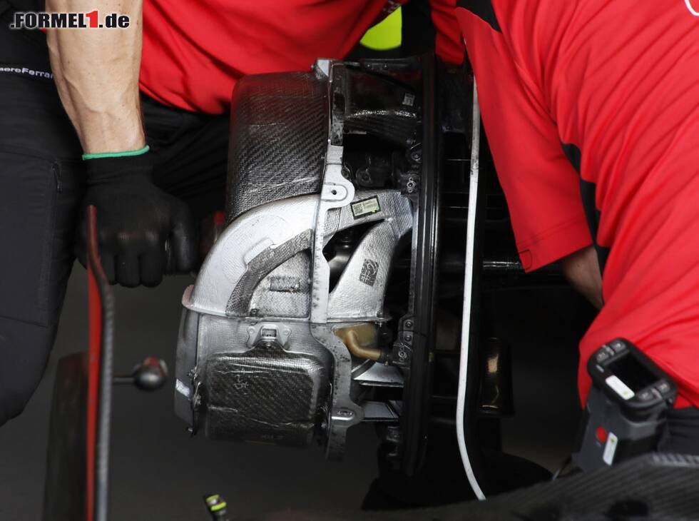 Foto zur News: Bremse des Ferrari SF-23 mit Einhausung der Bremsscheibe