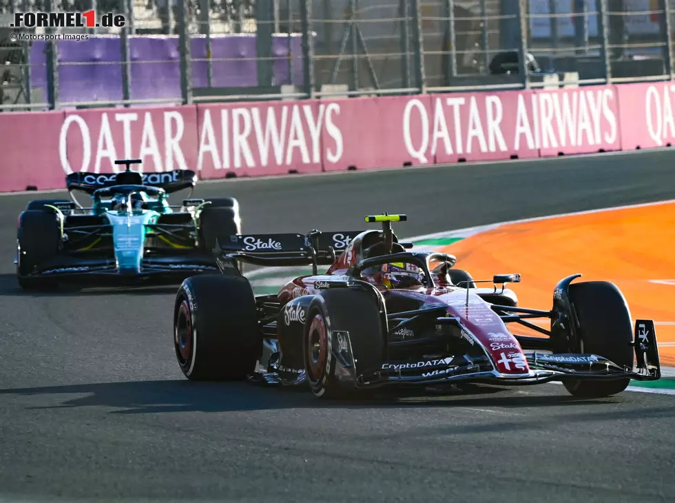Foto zur News: Guanyu Zhou (Alfa Romeo C43) vor Lance Stroll (Aston Martin AMR23) beim Formel-1-Rennen in Saudi-Arabien 2023