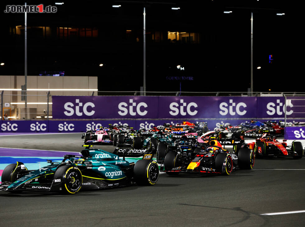 Foto zur News: Start zum GP Saudi-Arabien 2023 auf dem Jeddah Corniche Circuit in Dschidda: Fernando Alonso führt