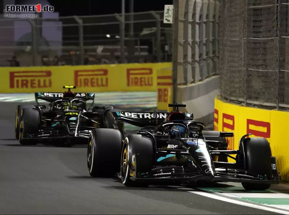 Foto zur News: George Russell, Lewis Hamilton