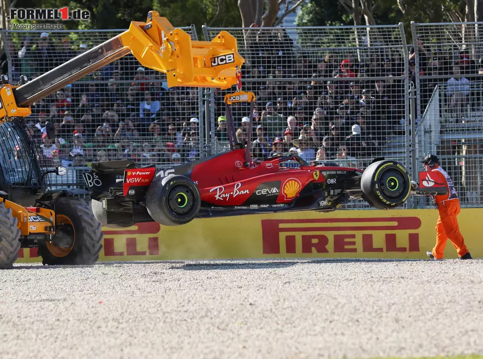 Der Ferrari SF-23 von Charles Leclerc wird abtransportiert nach dem Unfall in Runde eins in Australien 2023 Foto zur News: Der Ferrari SF-23 von Charles Leclerc wird abtransportiert nach dem Unfall in Runde eins in Australien 2023