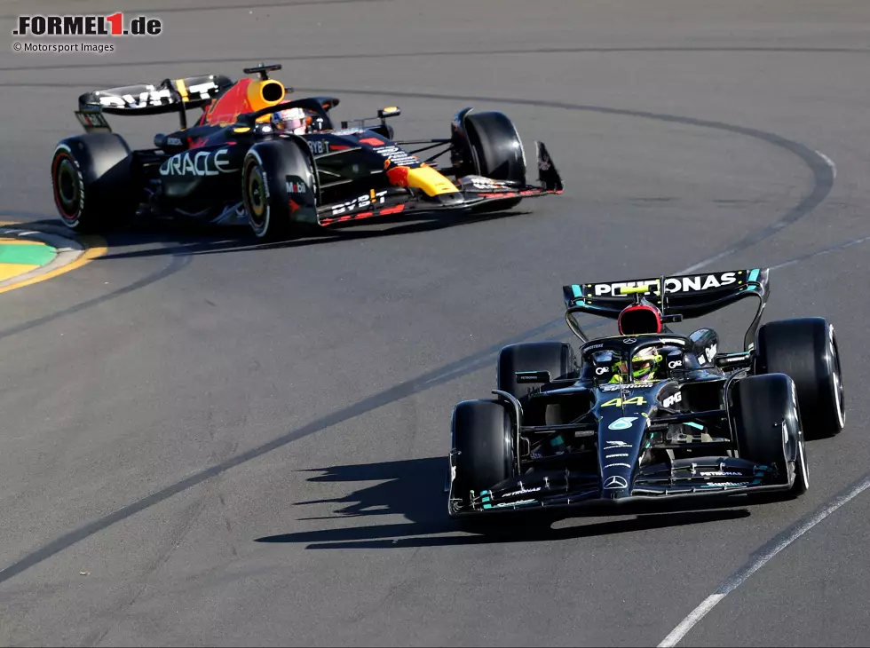 Foto zur News: Lewis Hamilton (Mercedes W14) vor Max Verstappen (Red Bull RB19) beim Formel-1-Rennen in Melbourne 2023