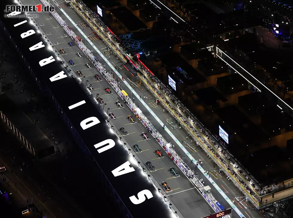Start zum Grand Prix von Saudi-Arabien 2023 in Dschidda aus der Vogelperspektive Foto zur News: Start zum Grand Prix von Saudi-Arabien 2023 in Dschidda aus der Vogelperspektive