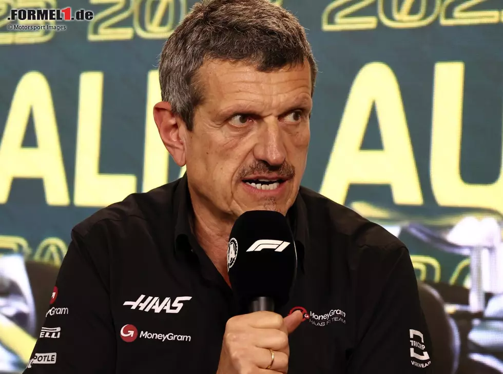 Foto zur News: Haas-Teamchef Günther Steiner bei einer Pressekonferenz