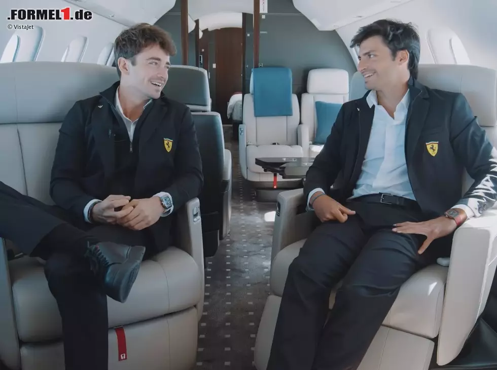 Charles Leclerc und Carlos Sainz im Privatjet Foto zur News: Charles Leclerc und Carlos Sainz im Privatjet