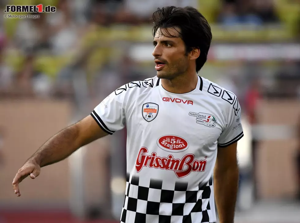 Foto zur News: Carlos Sainz im Fuß0balldress der Nazionale Piloti