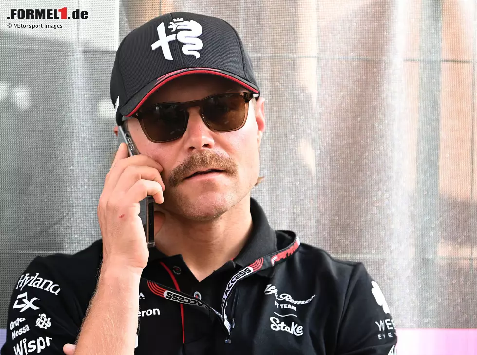 Foto zur News: Valtteri Bottas (Alfa Romeo) telefoniert vor dem Formel-1-Rennen in Monaco 2023