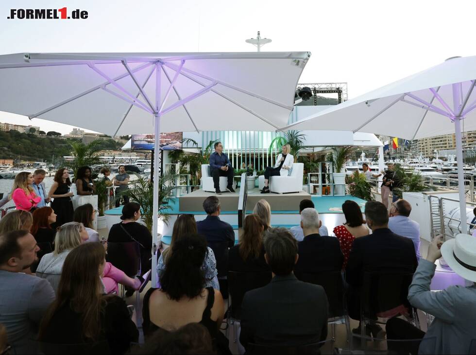 Foto zur News: Susie Wolff und James Allen auf der Bühne beim Business-Forum 2023 in Monaco