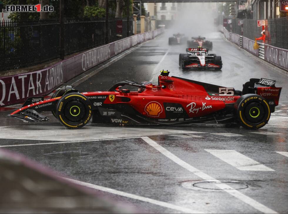Foto zur News: Carlos Sainz im Ferrari SF-23 dreht sich weg bei der Mirabeau-Kurve in Monaco 2023