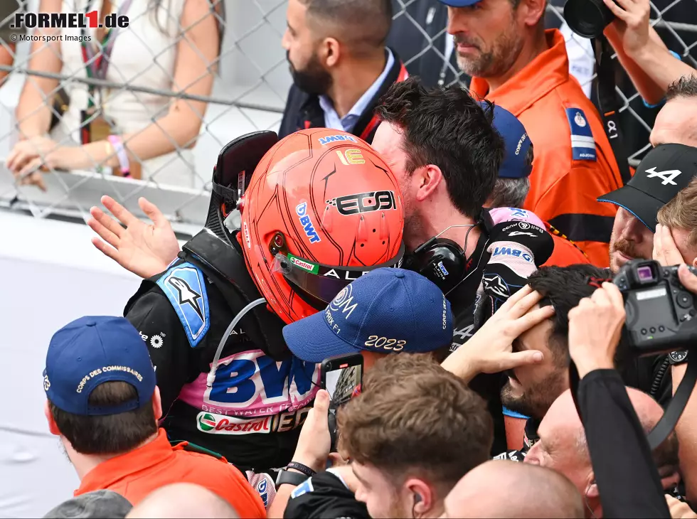 Esteban Ocon (Alpine) jubelt nach dem Formel-1-Rennen von Monaco 2023 mit seiner Crew Foto zur News: Esteban Ocon (Alpine) jubelt nach dem Formel-1-Rennen von Monaco 2023 mit seiner Crew