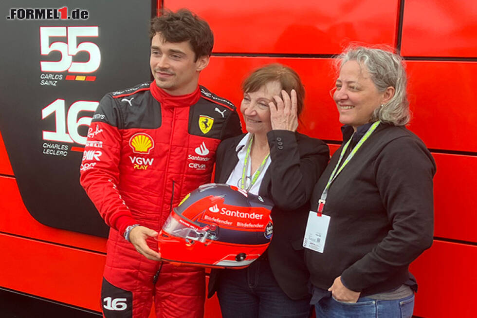Foto zur News: Charles Leclerc und die Familie Villeneuve mit einem Tributhelm für Gilles Villeneuve beim Formel-1-Rennen in Kanada 2023