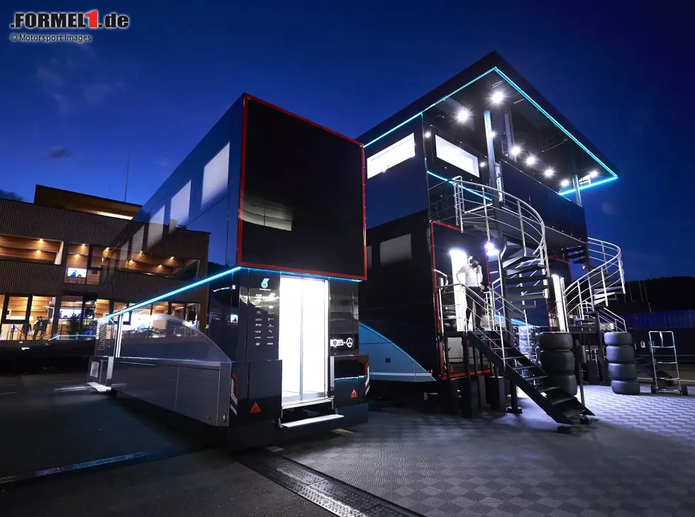 Ein Motorhome im nächtlichen Formel-1-Fahrerlager in Österreich Foto zur News: Ein Motorhome im nächtlichen Formel-1-Fahrerlager in Österreich