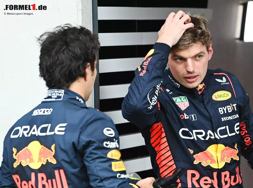 Foto zur News: Sergio Perez und Max Verstappen