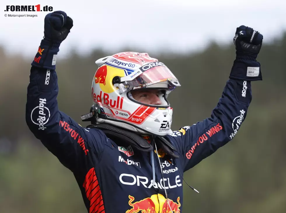 Foto zur News: Max Verstappen bejubelt den Sieg beim Österreich-Grand-Prix 2023